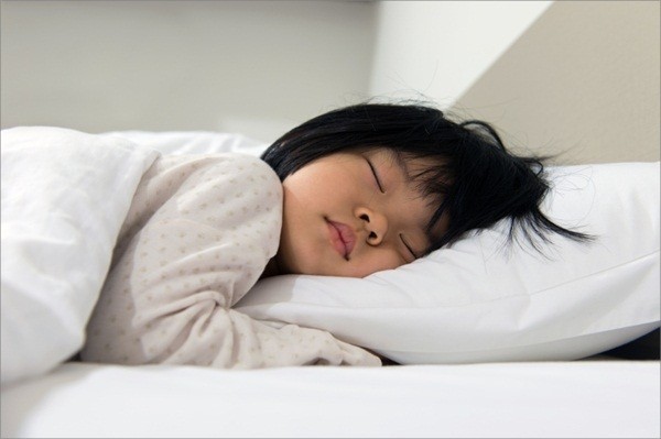 6 mẹo giúp bé chuyển từ ngủ ở cũi sang giường 1