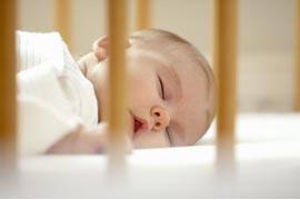 Cách giúp trẻ sơ sinh ngủ ngon trong cũi và phòng tránh SIDS