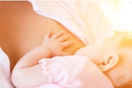 Bú sữa mẹ, cảm nhận đầu tiên của bé mới sinh về sự yêu thương