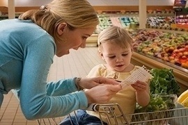 Bí quyết hay cho mẹ trị thói mè nheo của trẻ ở siêu thị