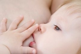 Bí quyết “trị bệnh” lười bú mẹ cho trẻ