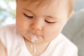 Cách chống sặc sữa cho trẻ khi bú bình