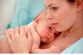 Khi mẹ bị bệnh, có nên tiếp tục cho bé bú mẹ không ?