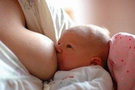 Những lợi ích “vàng” khi cho trẻ bú mẹ 1 giờ sau sinh