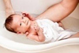 Những nguyên tắc cần lưu ý khi tắm cho trẻ sơ sinh mùa lạnh
