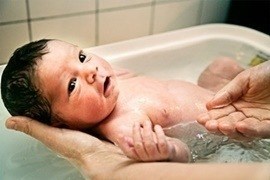 Tắm cho trẻ sơ sinh bằng nước lá chè xanh?